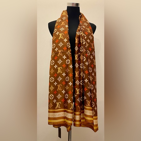 L V Flowers and Leaves Pattern Silk Scarf - Picture 3 of 10